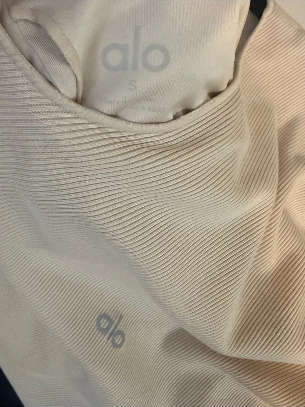 ALO Yoga En Point Ribbed Cream Tank Top Small 4 6 shirt Tan  EUC Built in Bra